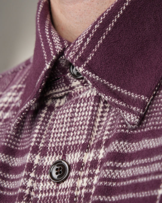 Pike Brothers 1937 Roamer Shirt Livingston Bordeaux – close-up of collar and top button