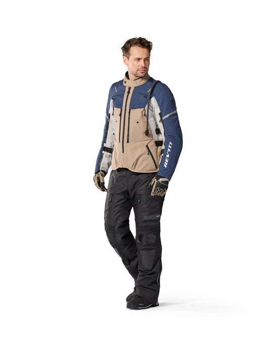 Model wearing REV’IT! Sand 5 H2O Jacket, Sand-Blue