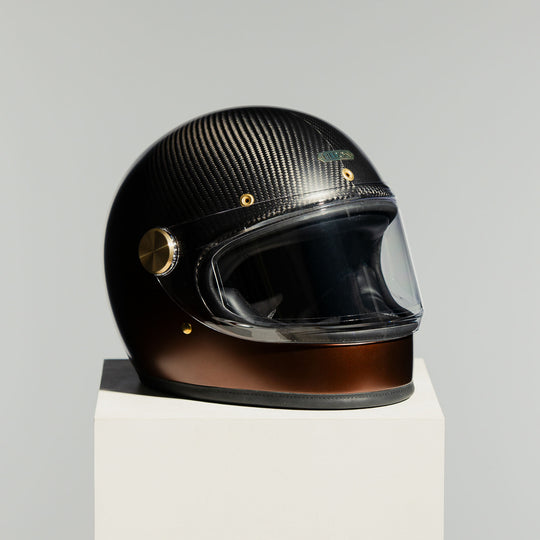 Front three-quarter view of the Hedon Heroine Racer 2.0 Helmet – Eemes with the clear visor closed