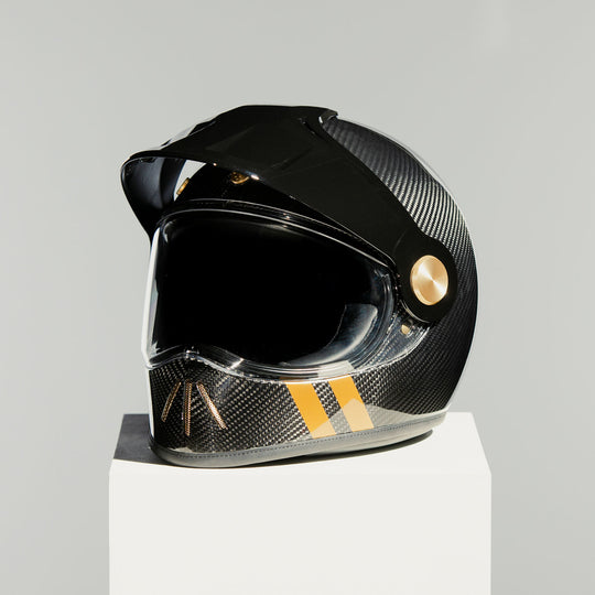 Front left side view of the Hedon Psilo Explorer Helmet – Commander with the visor closed