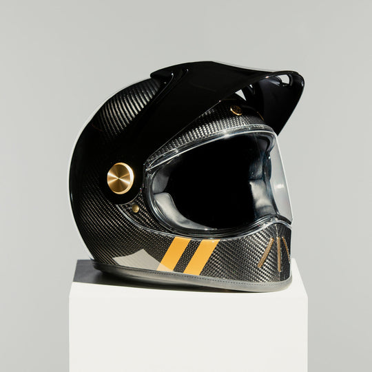 Front right side view of the Hedon Psilo Explorer Helmet – Commander with the visor closed