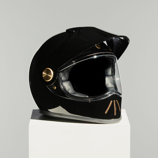 Front right view of Hedon Psilo Explorer Helmet - Signature Black with clear visor closed