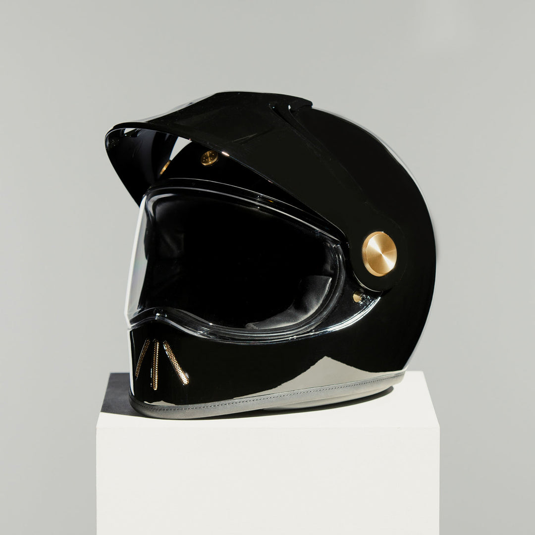 Front left view of Hedon Psilo Explorer Helmet - Signature Black with clear visor down