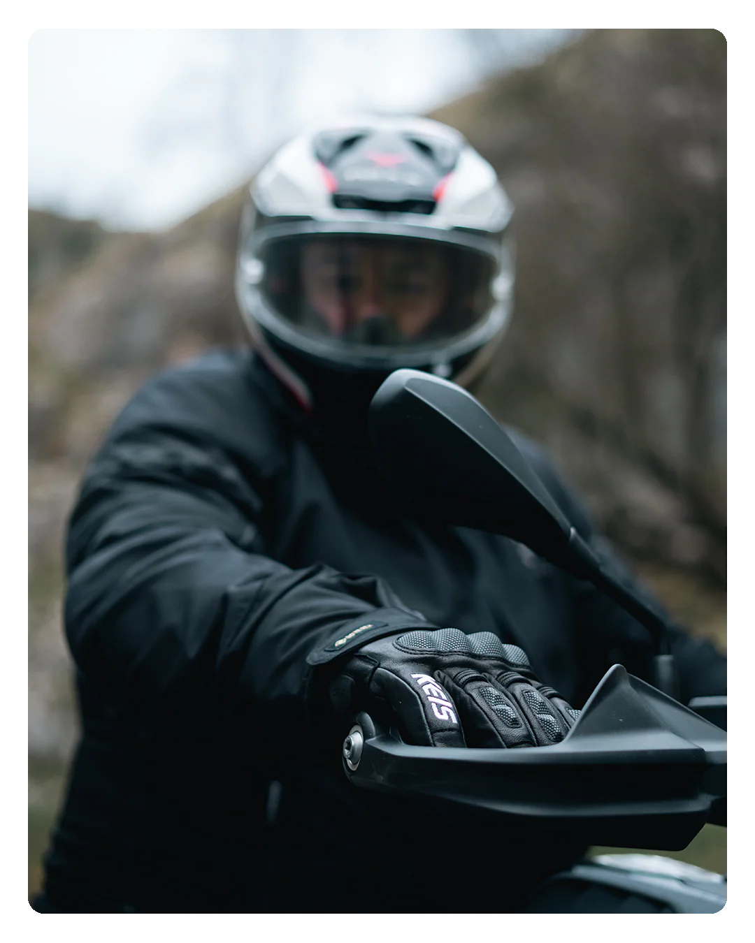 Keis G901 Extreme Heated Gloves in use while riding motorcycle.