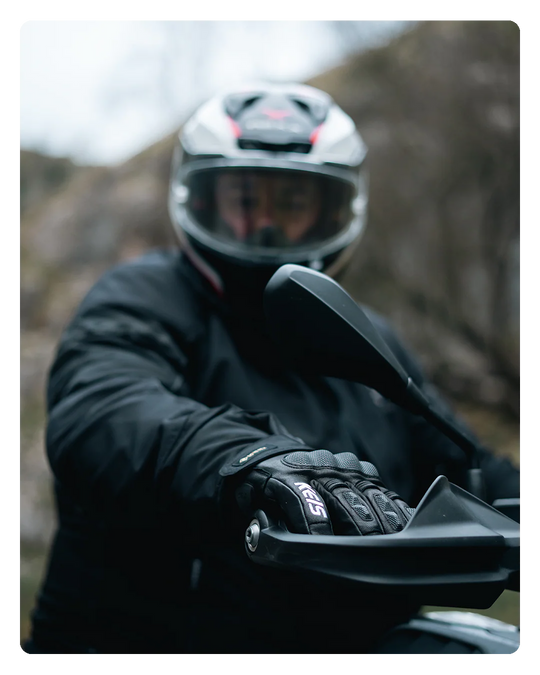 Keis G901 Extreme Heated Gloves in use while riding motorcycle.
