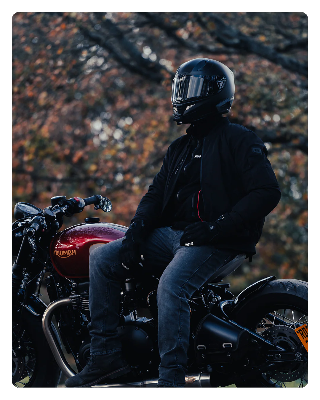 Rider wearing the KEIS J601 Ultraflex Heated Jacket and gloves outdoors