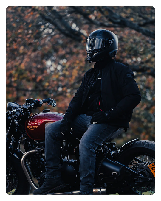 Rider wearing the KEIS J601 Ultraflex Heated Jacket and gloves outdoors