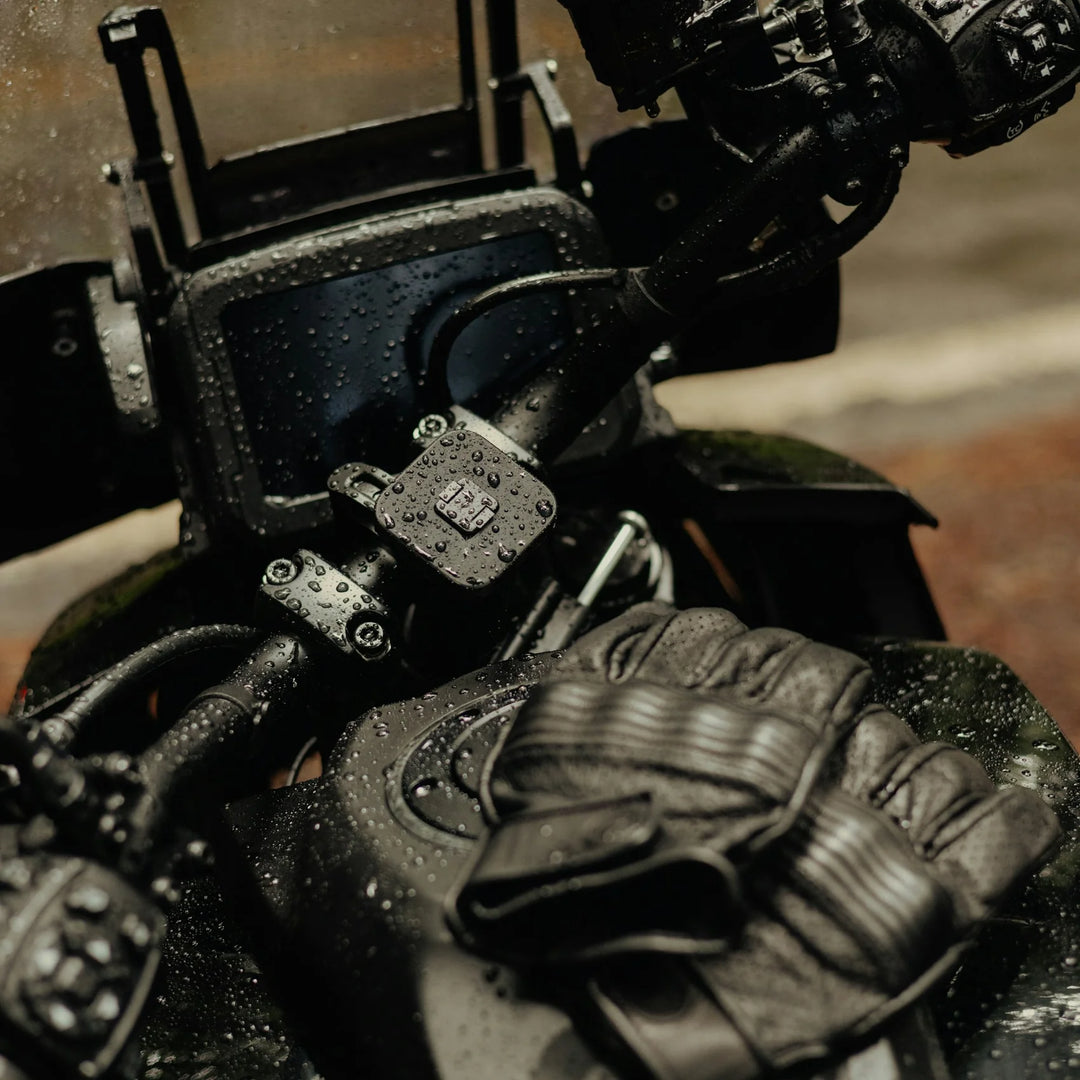 Peak Design charging motorcycle bar mount in wet weather riding conditions