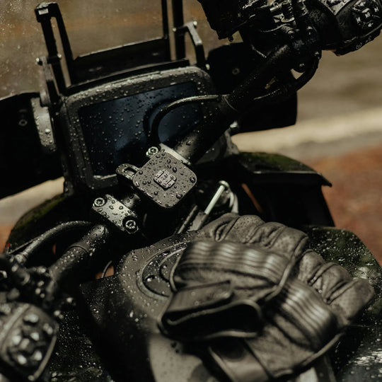 Peak Design charging motorcycle bar mount in wet weather riding conditions