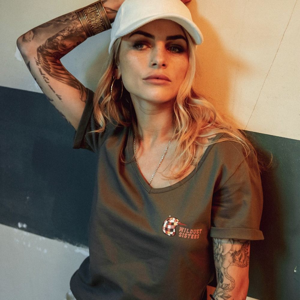 Wildust Sisters V-Neck Tee – No Risk No Magic